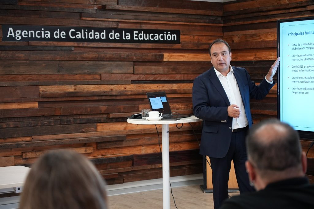 Agencia de Calidad de la Educación presenta resultados de estudio sobre alfabetización computacional en estudiantes de 8° básico